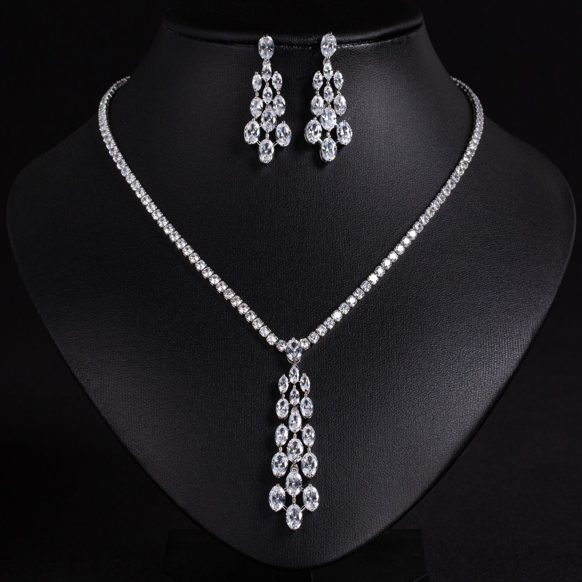 Sweet and cool hot girl diamond-encrusted egg-faced zircon necklace, cold style pendant, women's fashionable and creative design sense collarbone chain Application Scenario
