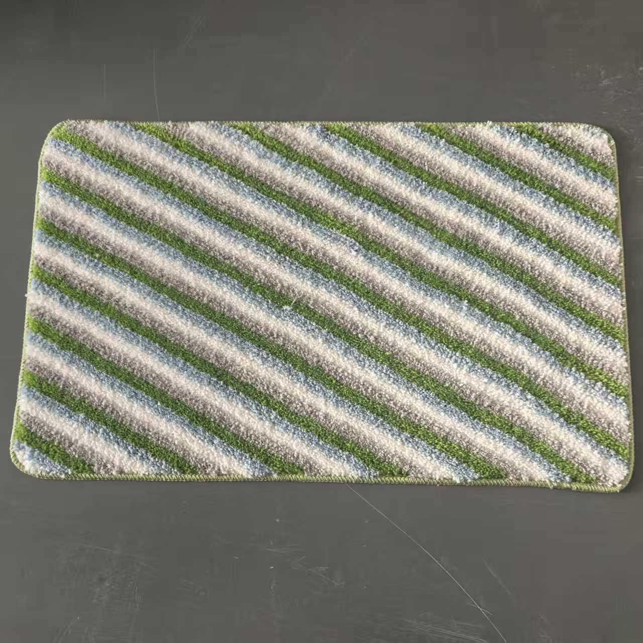 Hilo de cola en stock rayas diagonales microfibra tufted peluche color aleatorio interior dormitorio baño absorbente puerta tapetes piso Application Scenario