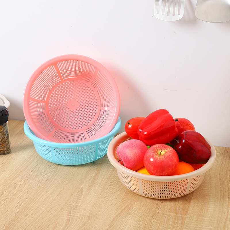 Kitchen household draining baskets are mostly circular plastic hollowed-out drip basins for washing vegetables and fruits, and wholesale round sieve baskets for storage Application Scenario
