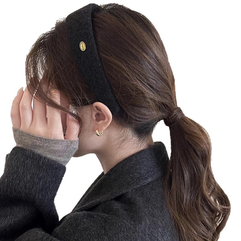 The 2025 new autumn and winter gold label wide-edge hair band for women, high head for washing and pressing hair, fashionable and stylish hair clip and hair accessory Item Picture