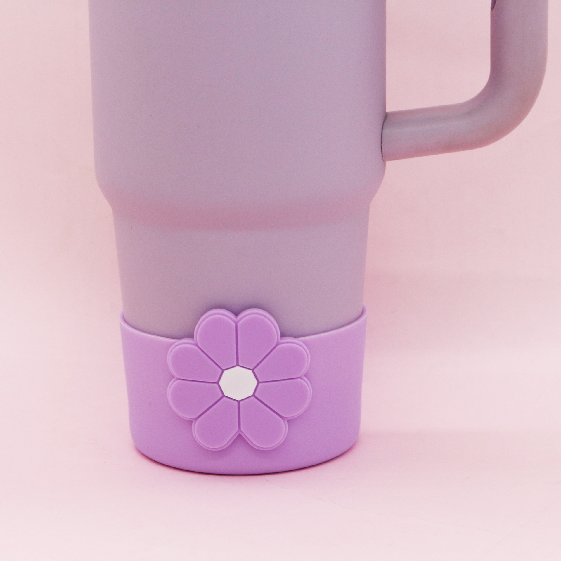 New in-stock chrysanthemum cup sleeve set, stanley water cup base, anti-slip silicone bow straw cap wholesale Application Scenario