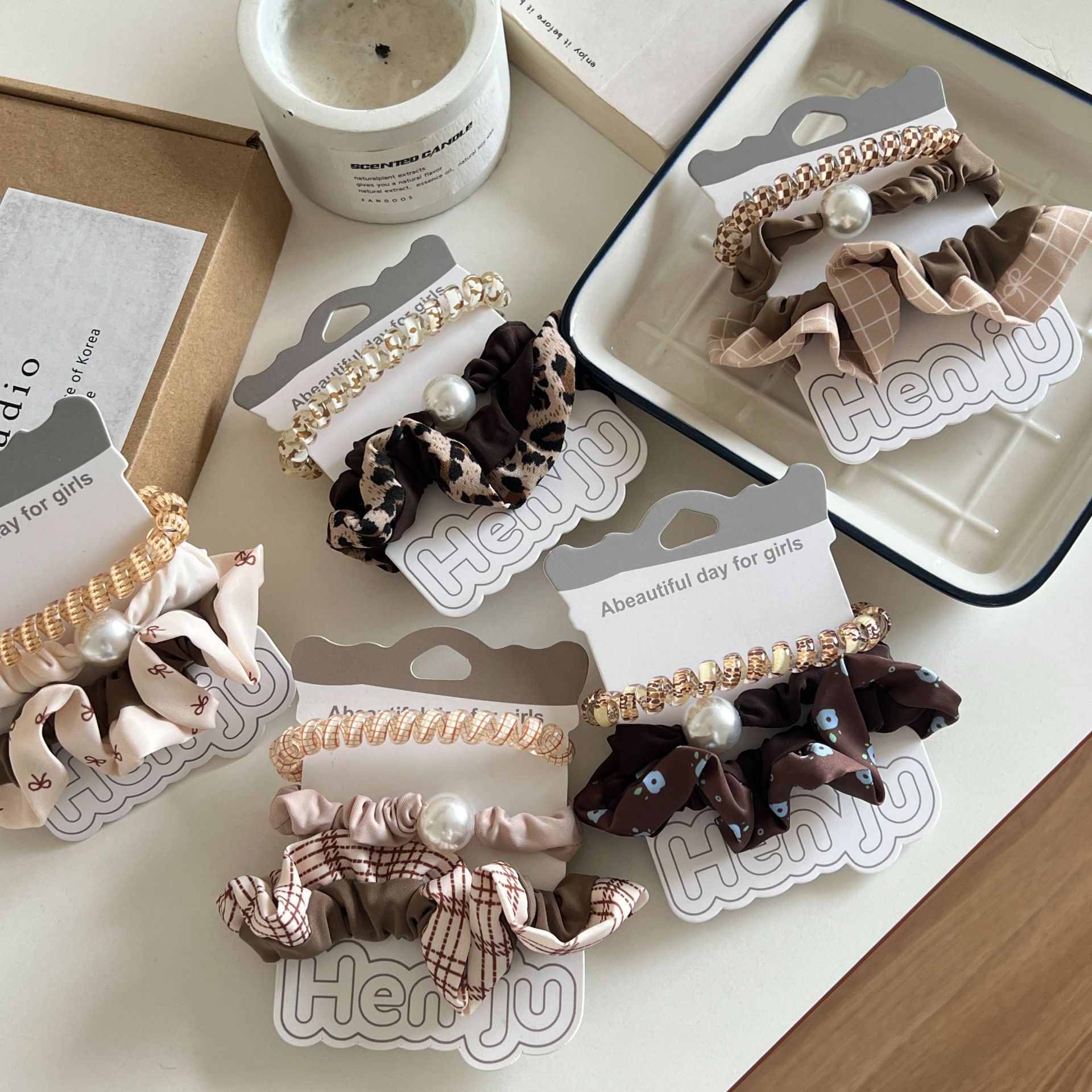 Korean-style simple leopard print lace small intestine hair band, retro charm, pearl hair tie, versatile ponytail hair tie, high-elasticity rubber band Application Scenario
