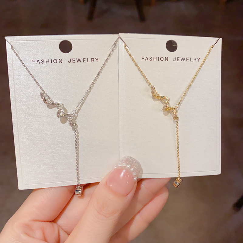 French light luxury, fashionable and high-end style diamond-encrusted heart-shaped tassel necklace, exquisite and niche design collarbone chain wholesale