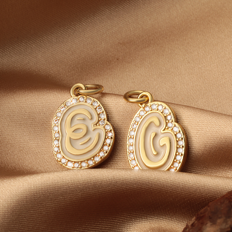 The manufacturer's new 26-style English letter copper pendant with zircon edges, a trendy and high-end collarbone chain necklace for women Application Scenario