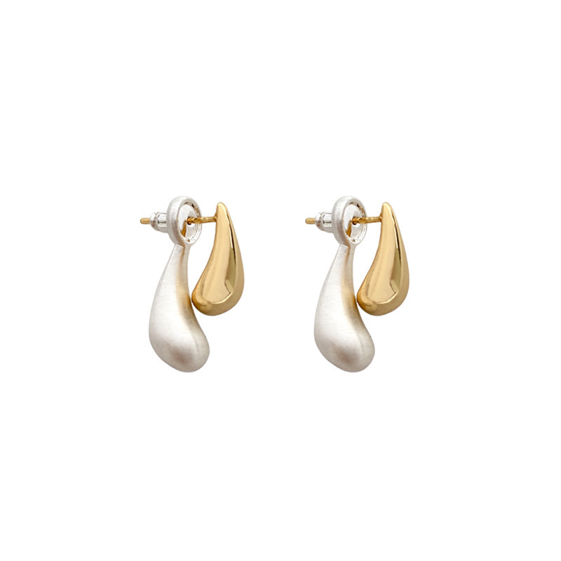 This two-color spliced teardrop earring is a unique and niche design for women. It features personalized stud earrings that are versatile and simple for commuting Item Picture