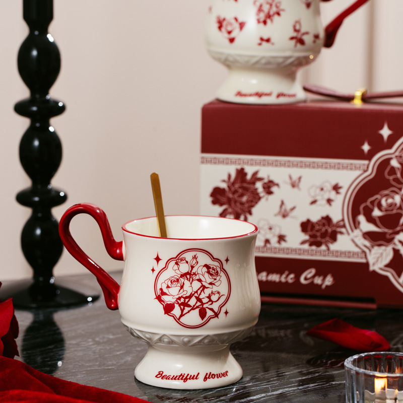 Retro newlywed couple cups, wedding and engagement ceramic cups, gift cups for the newlyweds, exquisite mugs as souvenirs Application Scenario