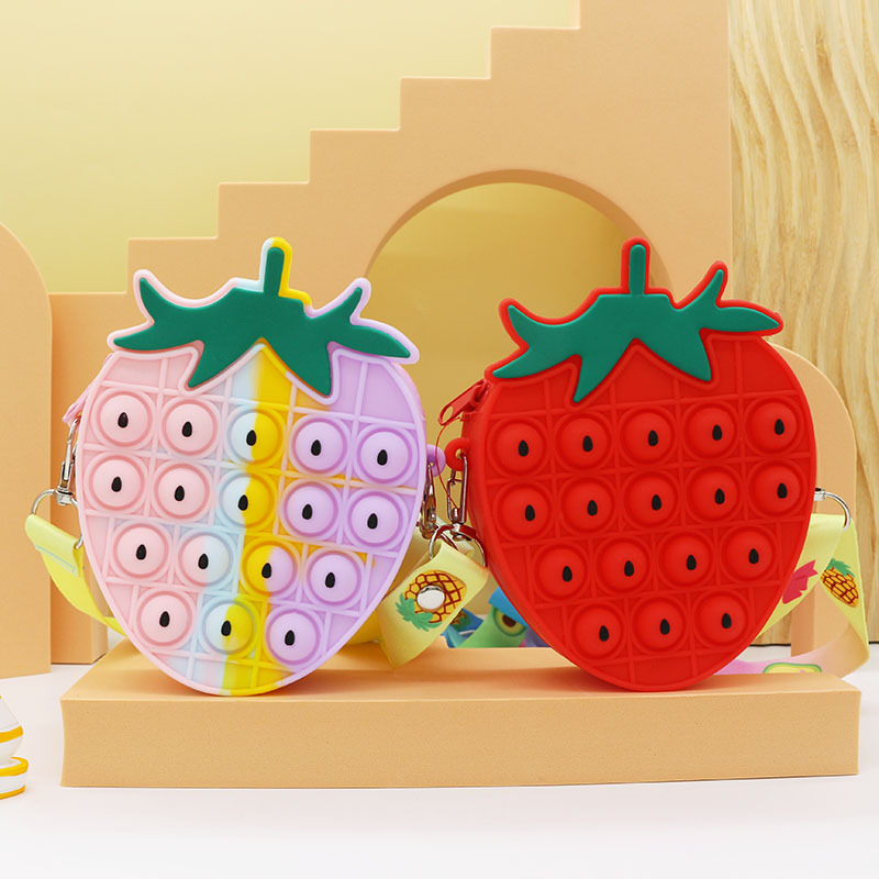 Customized cartoon coin purse, silicone little strawberry crossbody bag, children's trendy travel bag, cute single-shoulder bag, small crossbody bag Application Scenario