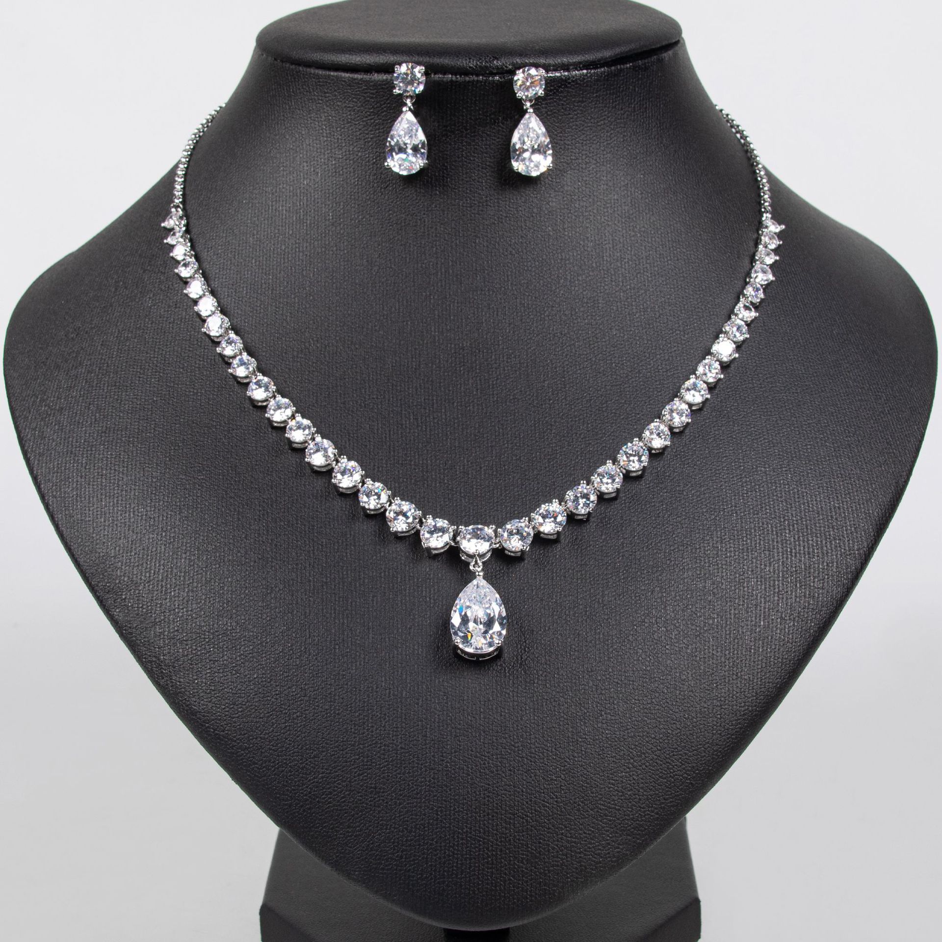 High-end luxurious water drop zircon collarbone chain bridal dress necklace, simple, elegant and fashionable European and American earring set details Picture