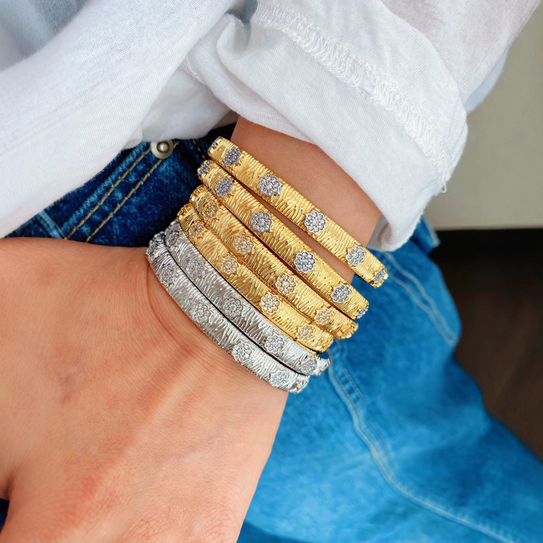This high-end, light luxury bracelet with a two-color electroplating and brushed finish in a European and American fashion style is a versatile accessory for the imperial court full figure