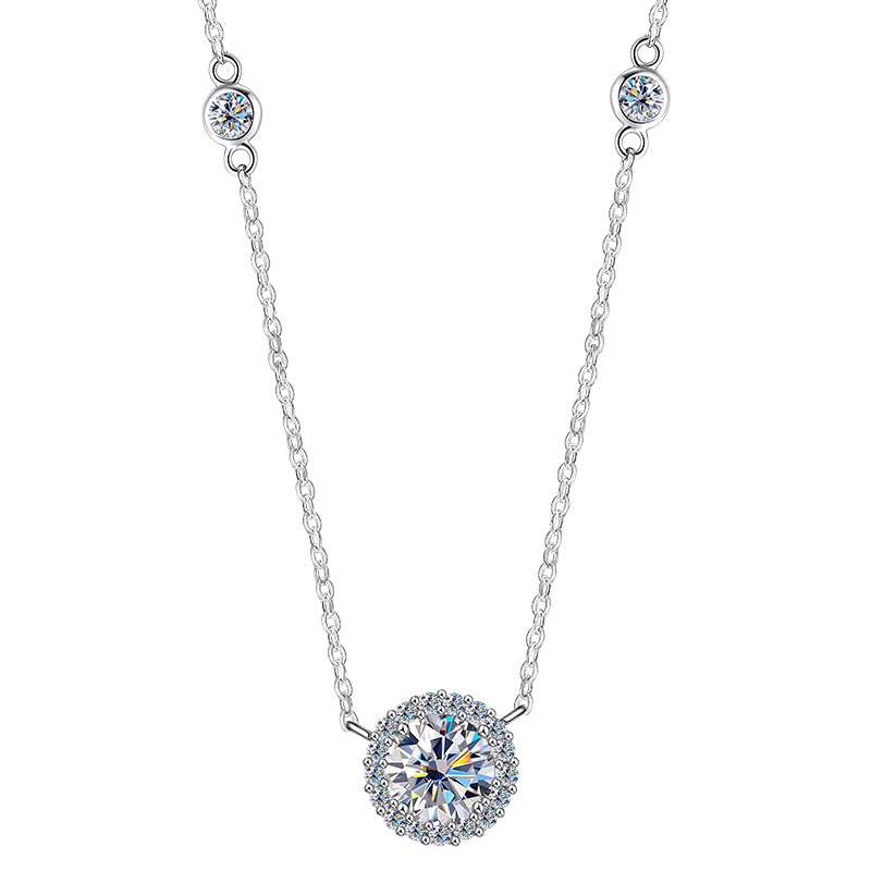 Zhuoheng Selects The Super Shiny Moissang Pure Silver Necklace, A New Pendant With A Light Luxury And Niche Design Sense For Women. A Birthday And Valentine's Day Gift For Your Girlfriend Application Scenario