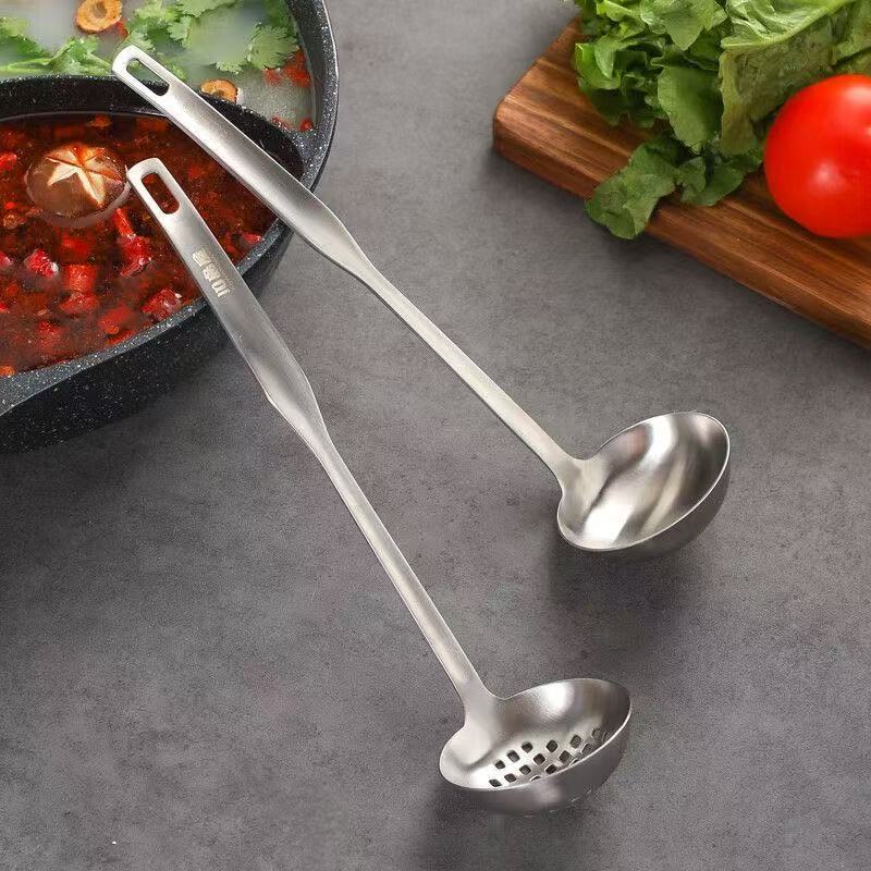 Factory direct sales of thickened 304 stainless steel hot pot spoons, soup shell spoons, strainers, kitchen utensils and household spoons details Picture