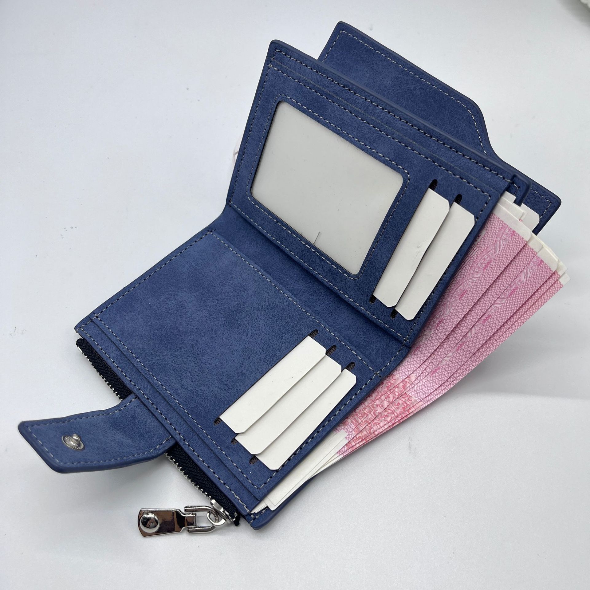 Multi-color silicone coin purse, card case, earphone case, mini wallet, multi-functional portable storage bag in black, gray, blue and brown Application Scenario