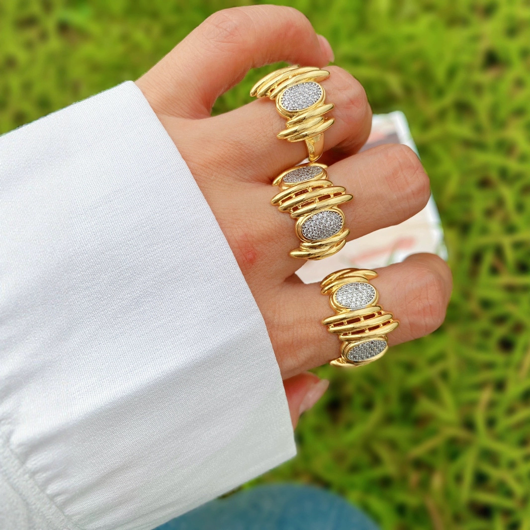 European and American micro-inlaid zircon three-dimensional bee ring, a trendy and simple finger ring with adjustable opening Specification image