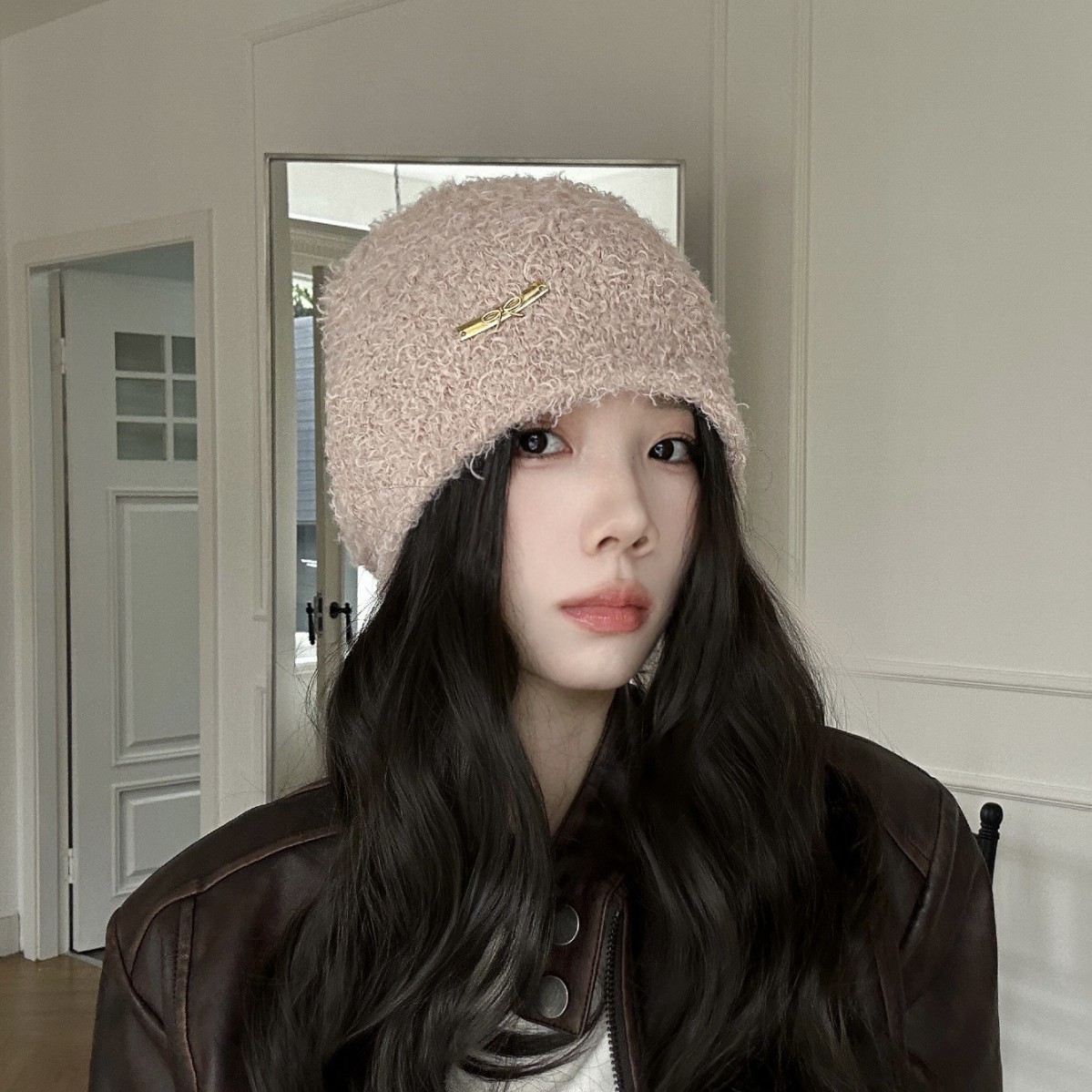 A small cold hat that shows off the face, a pile of hats for women in autumn and winter, Japanese-style rolled-up wool warm knitted woolen cap details Picture