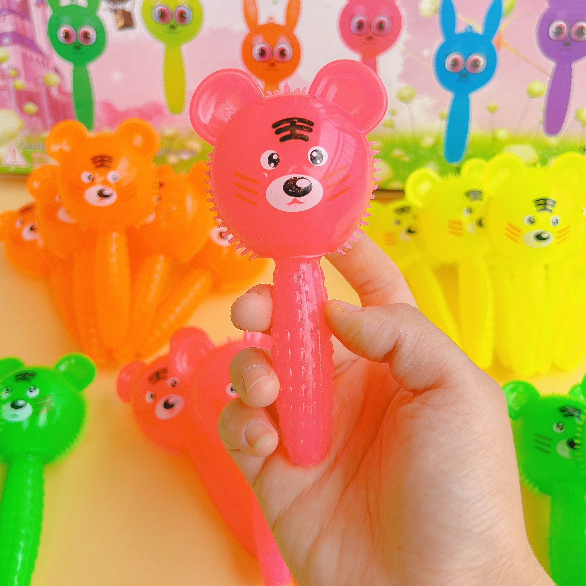 A light-emitting hand-held animal that can be pinched and make sounds, a fun toy for children to relieve stress and release, is being promoted as a gift and is selling well at a stall details Picture