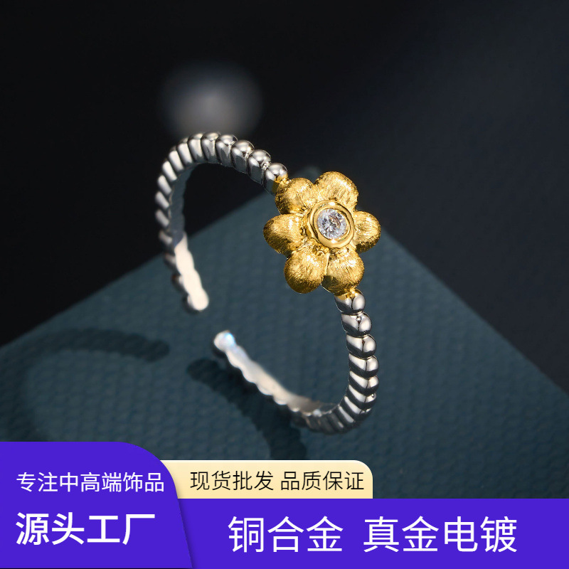 Fuente de fábrica de oro de dos colores flor cepillada anillo abierto elegante aleación de cobre simple con circonio anillo de dedo índice ajustable