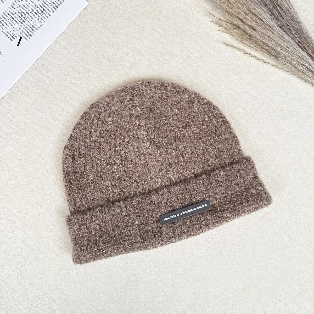 The large-head leather label woolen cap is a simple winter letter knitted cap that is versatile and can make your face look good. It is small, thick, soft and soft, and can keep your head warm