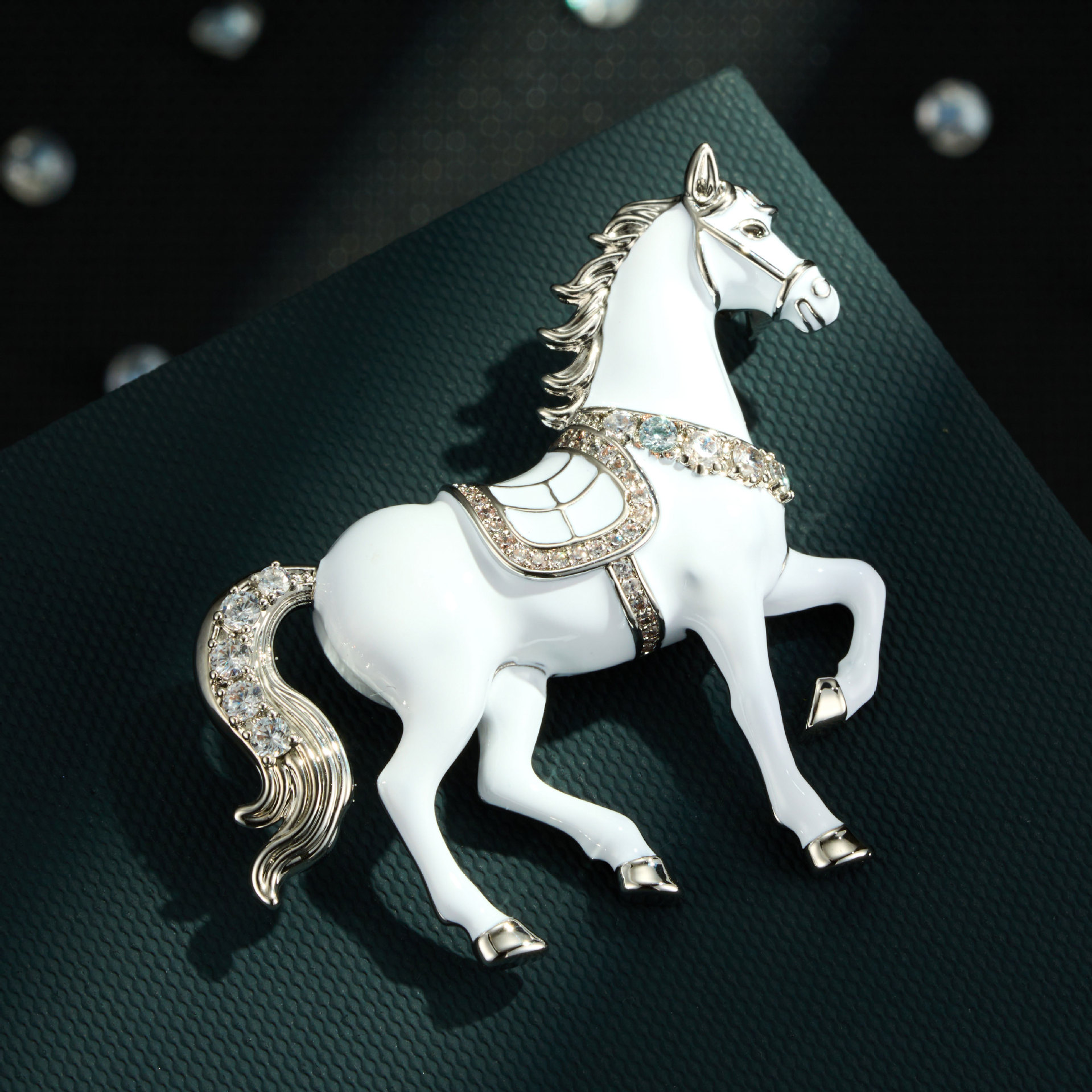 Original design: Good Luck right away Enamel Oil droplet Horse brooch with a high-end feel, copper alloy real gold electroplated brooch and brooch Application Scenario