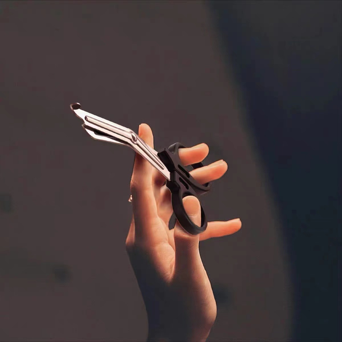 Stainless steel elbow gauze scissors, bandage scissors, household canvas size handle scissors, black 15CM round serrated scissors Application Scenario