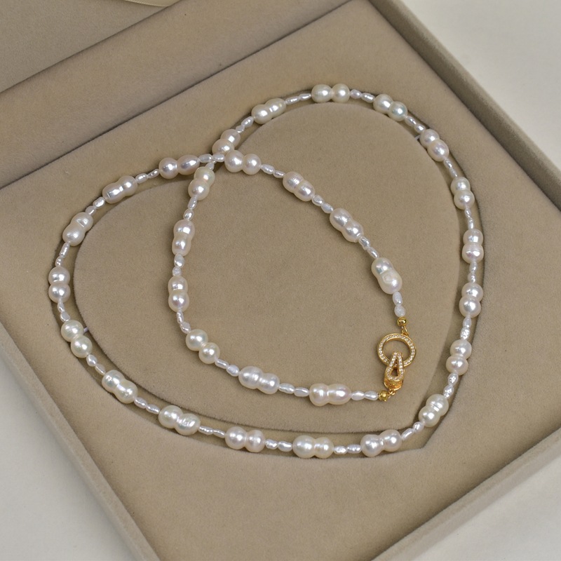 Autumn and winter retro fashion pearl long necklace, women's natural pearl elegant and exquisite sweater chain, elegant and versatile necklace