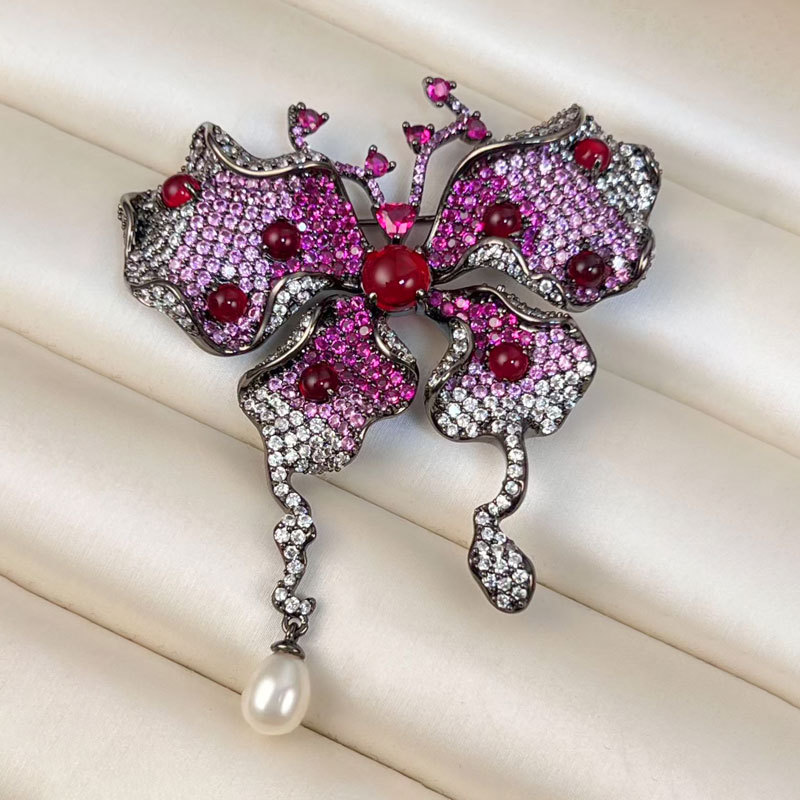 Vintage lujo gradiente butterfly broche aleación de cobre micro zirconitas premium sentido exquisito broche broche burst Application Scenario