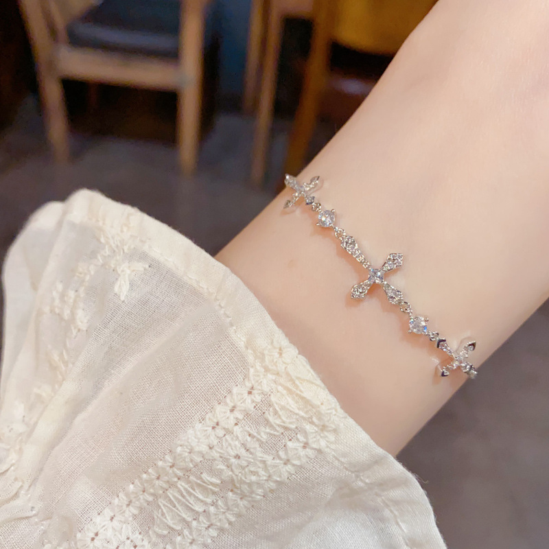 French light luxury, fashionable, retro diamond-encrusted cross bracelet, pull-out style, elegant, individual, simple and high-end jewelry Application Scenario