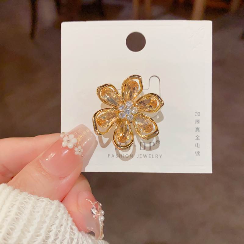 Amazon cross-border fashion retro crystal hollowed-out petal brooch, a delicate, light luxury, versatile and high-end brooch for women details Picture