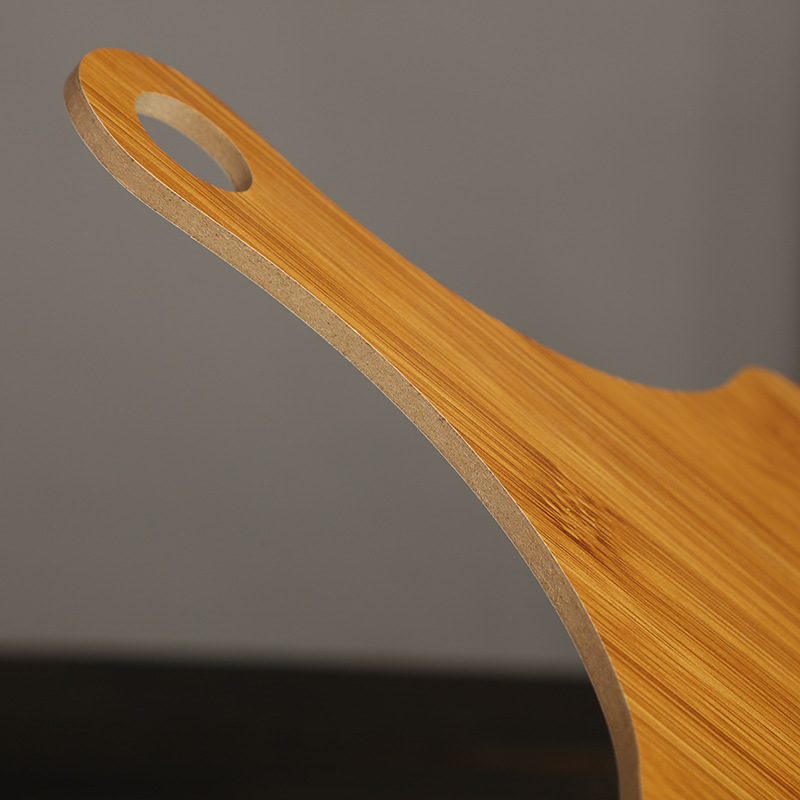 Wholesale of simple solid wood cutting boards for household use in the kitchen, featuring wooden bamboo grain with handles, fruit boards, cheese and pizza boards, and baking Application Scenario