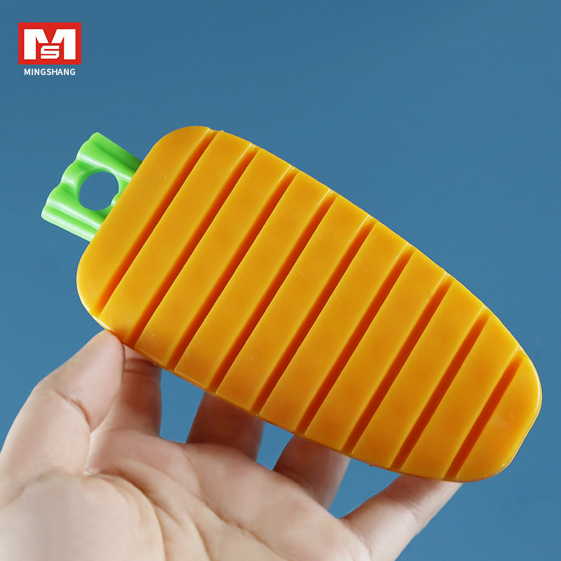 Japanese MS-2030 convenient vegetable brush, fruit cleaning and stain removal brush, kitchen vegetable, fruit, melon, potato and radish brush Application Scenario