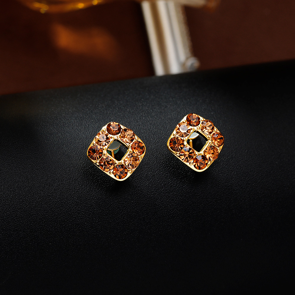 Hyacinth's niche design geometric square stud earrings for women ina are small, simple, elegant and light luxury earrings without ear piercings, ear clips and earrings Application Scenario