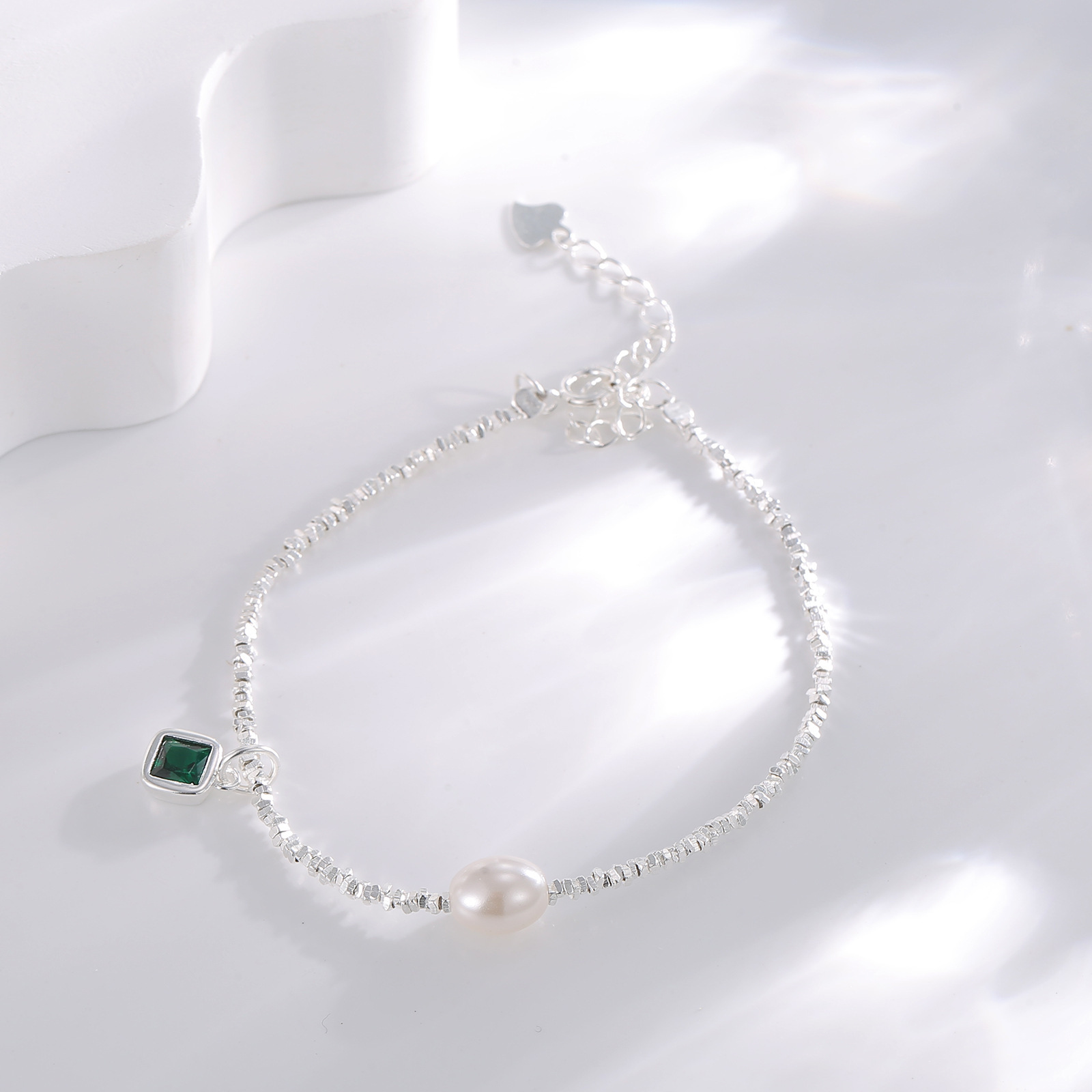 Green square diamond pendant pearl women's bracelet, ins niche design, small silver pieces, fresh and clean wholesale style details Picture