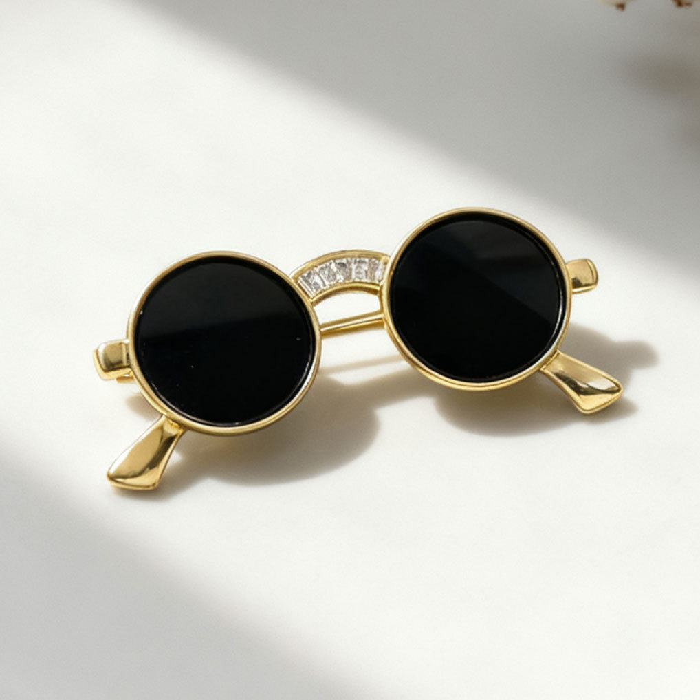 原创设计潮酷墨镜胸针轻奢日常百搭铜合金真金电镀镶锆石别针胸花