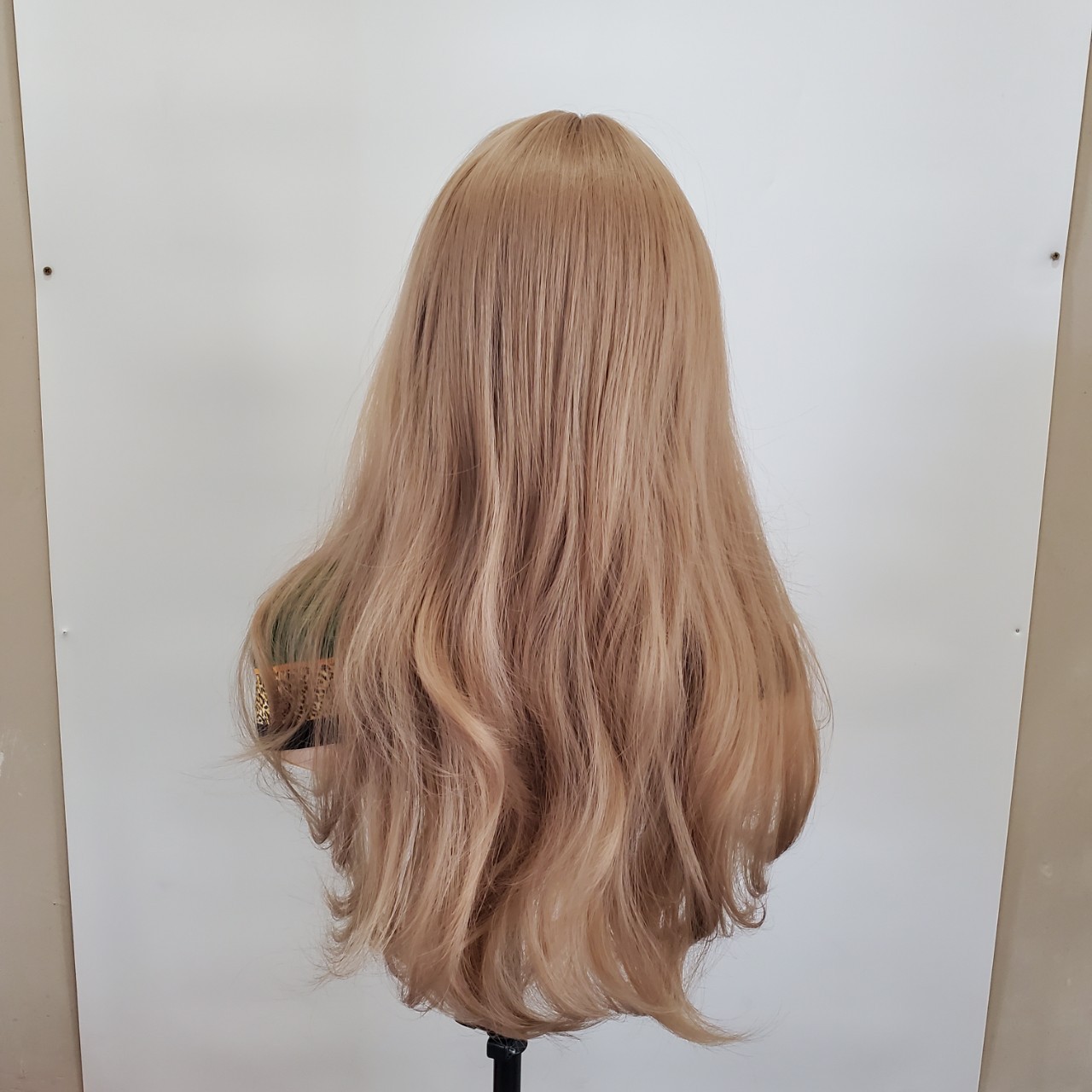 Air bangs long curly hair wigs in multiple colors and styles, trendy straight bangs with sea waves, natural milk tea color for daily wear Specification image