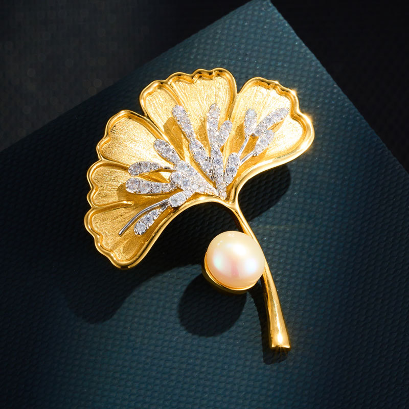A light luxury and high-end two-color gold brushed ginkgo leaf brooch, copper alloy, real gold electroplated, slightly inlaid zircon brooch Application Scenario