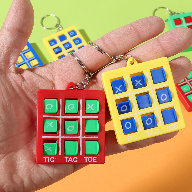 Cross-border XO Tic-shaped Chess keychains for primary school students, plastic board games, three-in-a-row chess toys, hot-selling wholesale game mini details Picture