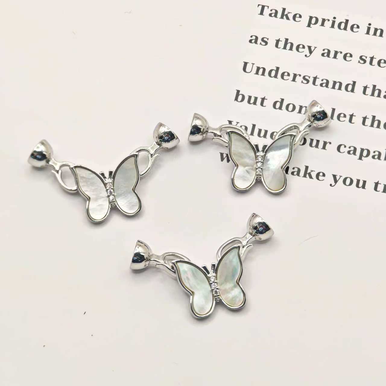 The color-preserving white shell butterfly horn buckle necklace bracelet, universal connecting buckle, handcrafted button accessory pendant is exquisite Application Scenario
