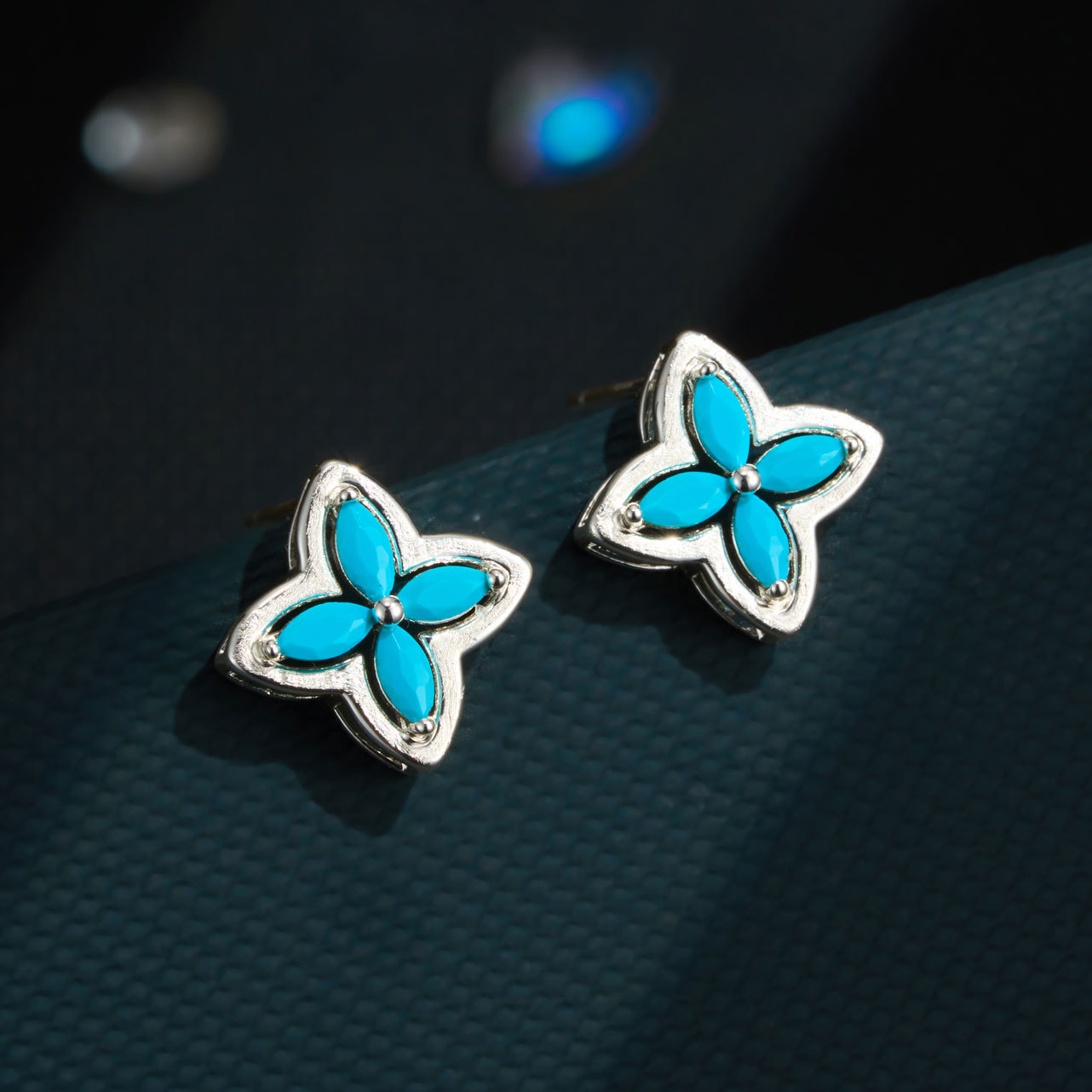 Simple and versatile four-leaf clover ear stud copper alloy brushed blue turquoise s925 silver needle light luxury high-end exquisite earrings Application Scenario
