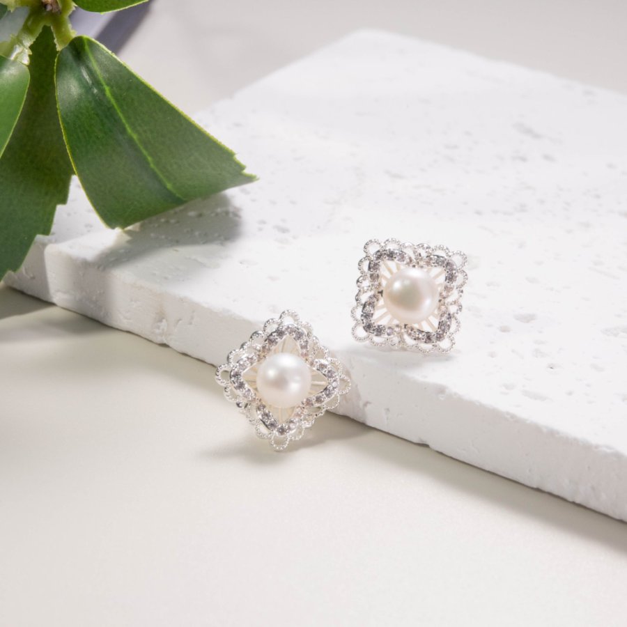 Xuhui brand's new InS-style sweet and hollowed-out lace pearl stud earrings are fashionable and elegant. They are copper-plated with real gold and 925 sterling silver needles Specification drawing