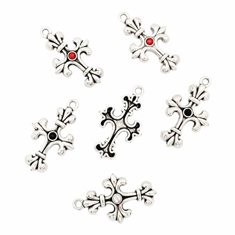 Retro alloy cross-shaped pendant, antique silver aged and diamond-encrusted Crochet style DIY handmade bracelet necklace accessory pendant details Picture