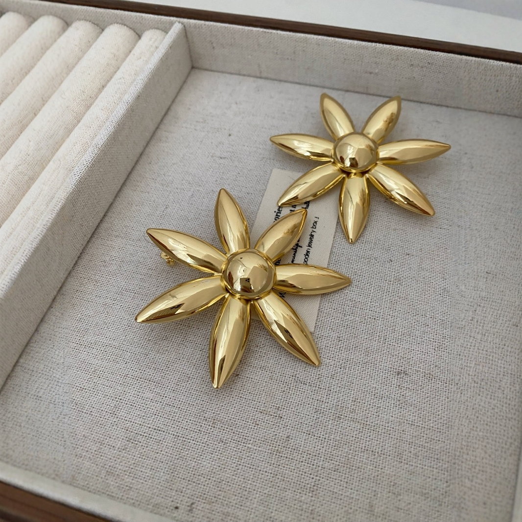The new floral metal women's earrings from the 2024 popular series are versatile and fashionable for cross-border use in Europe and America Specification drawing