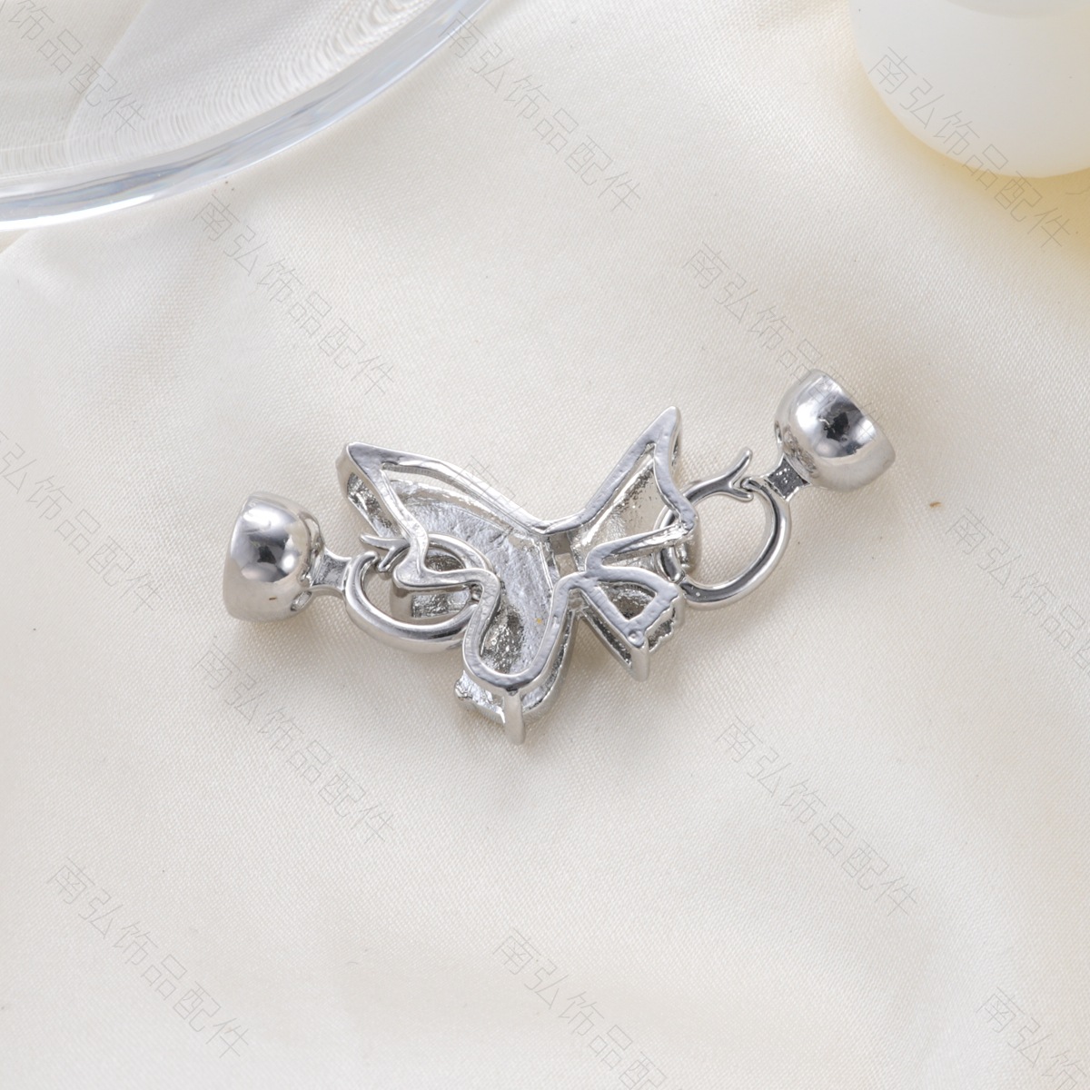 Copper-plated 18k high color retention, zirconium-inlaid white shell butterfly pearl necklace clasp, light luxury DIY jewelry accessory Application Scenario