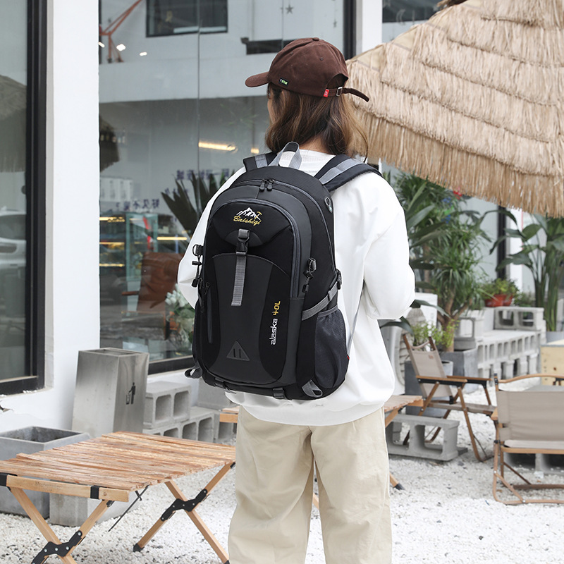 户外登山包/登山包/户外徒步登山/登山/骑行背包产品图