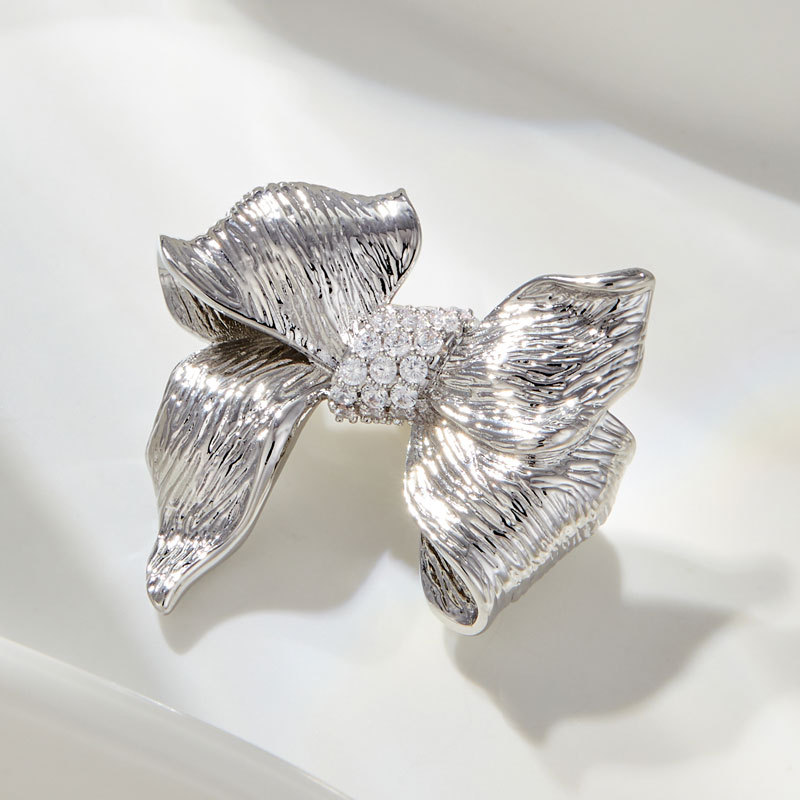 European and American style light luxury bow brooch, original design, simple and versatile, exquisite brooch, new autumn and winter suit pin Application Scenario