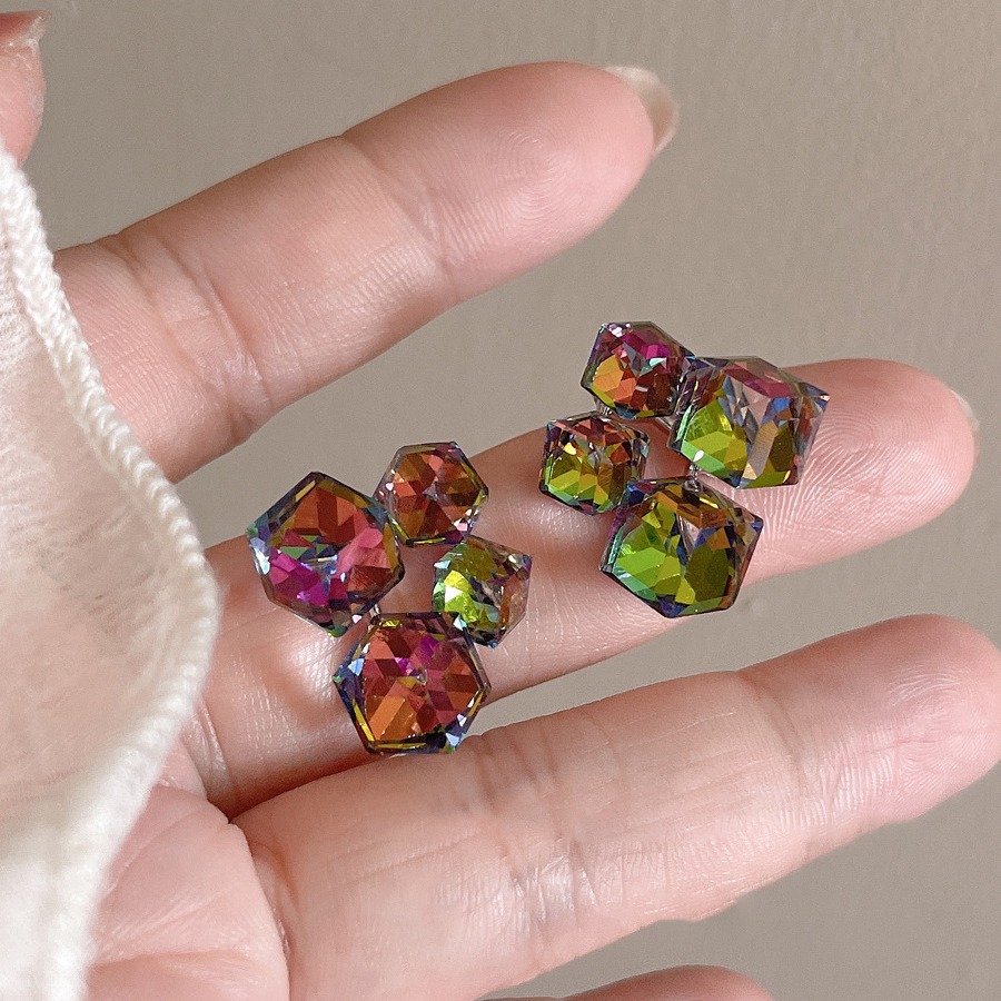 Sweet and cool style three-dimensional cube sugar irion-dollar ear studs, high-end design for women, niche fashion, gentle temperament, wholesale of earrings Application Scenario