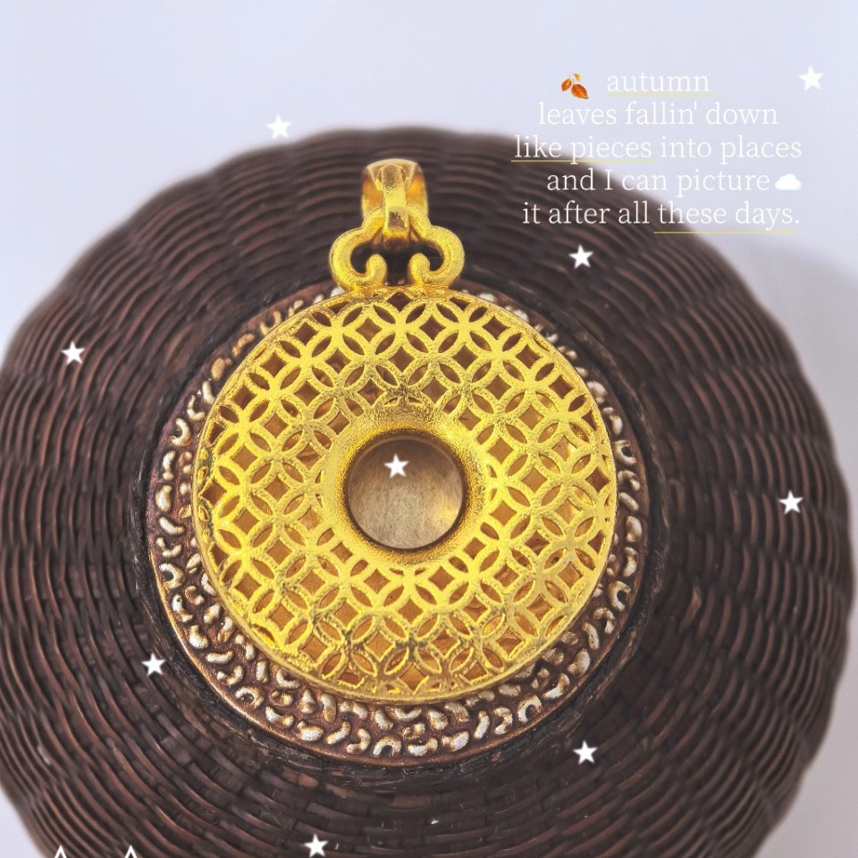 New ancient-style gold-plated double fish peace pendant with hollowed-out dragon playing in water peace pendant Application Scenario