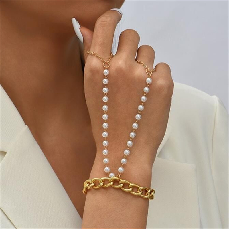 European and American cross-border InS-style Baroque imitation pearl chain bracelet bracelet design sense imitation crystal back bracelet Application Scenario