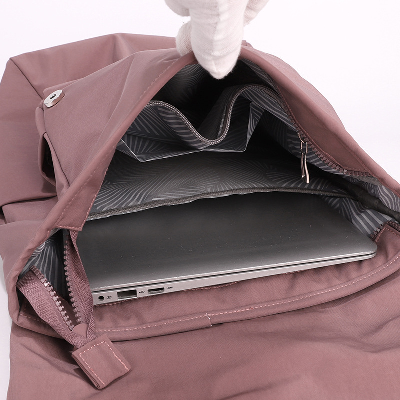 Backpack for men and women, lightweight, large-capacity, versatile, casual, commuting, travel backpack, computer schoolbag Application Scenario