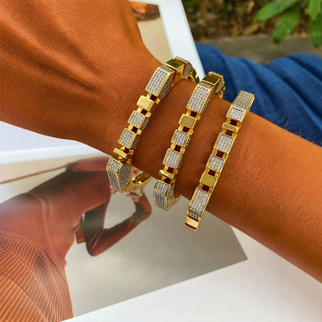 A popular cross-border light-luxury dual-color electroplated bracelet from Europe and America with adjustable openings, sold directly by the manufacturer