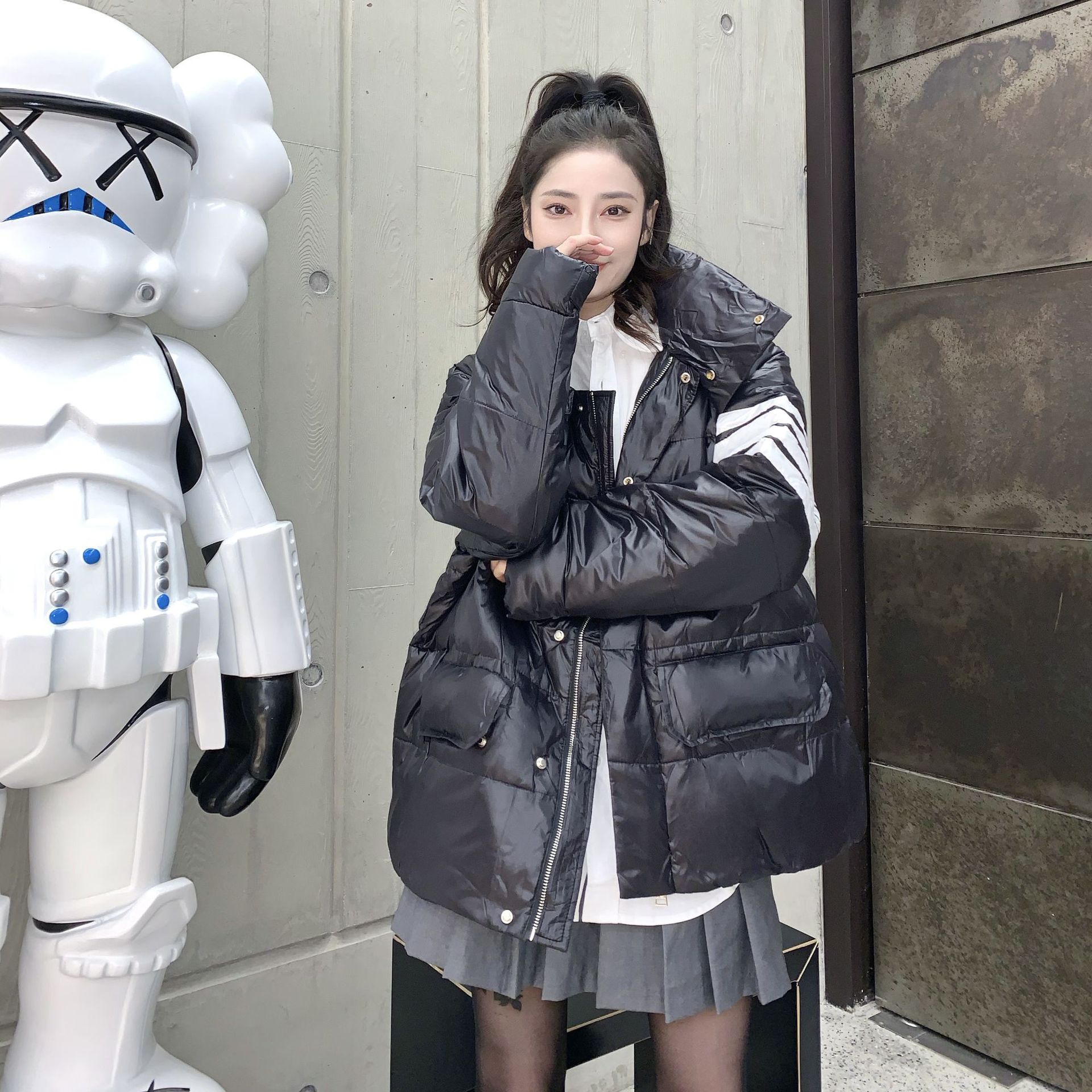 TB Women's classic winter four-bar down jacket, a trendy, fashionable, casual and versatile down jacket for both men and women Item Picture