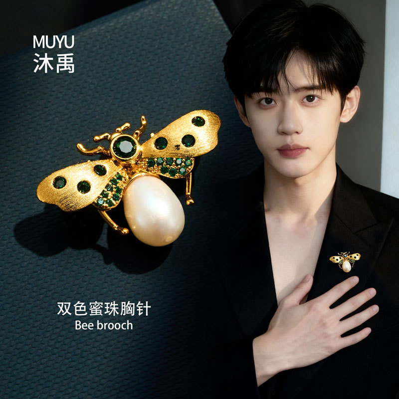 Dynamic and high-end brushed gold bee brooch, copper alloy, real gold electroplated, slightly inlaid zircon freshwater pearl brooch details Picture